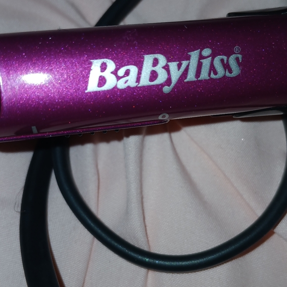 Babybliss flat iron mini travel or on bangs. Super cute and easy to use. - Picture 5 of 7